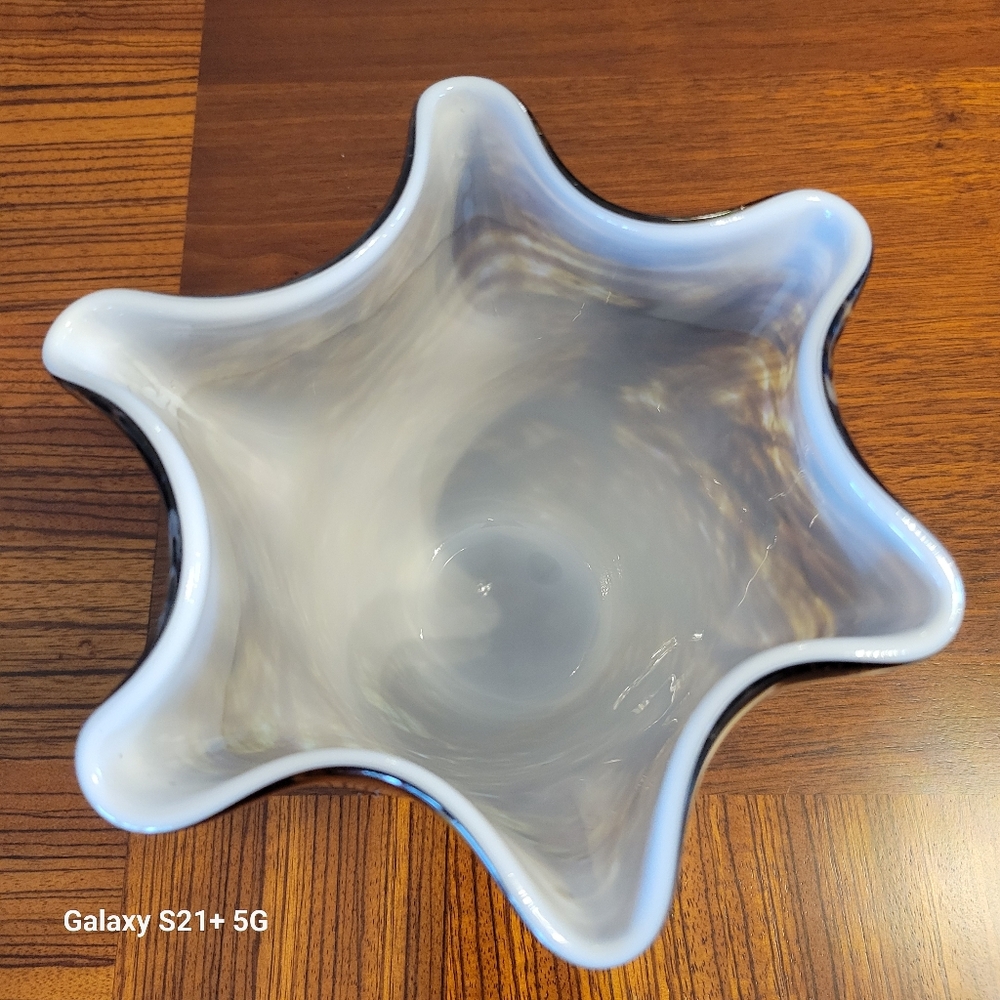 ART GLASS VASE. - Picture 5 of 6